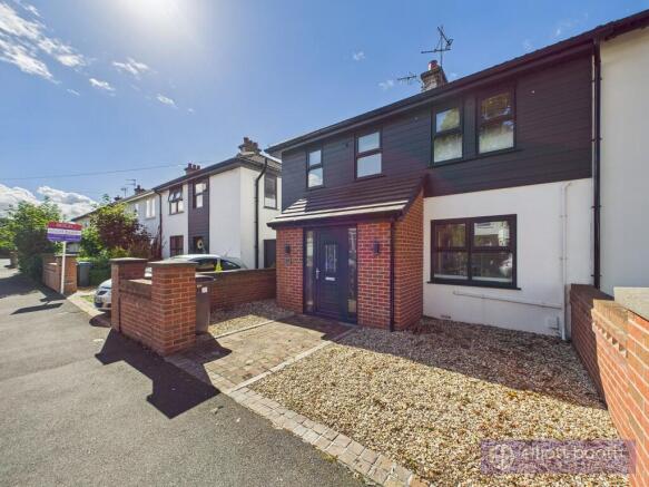 2 bed property, in Royal Bank Road, £145,000