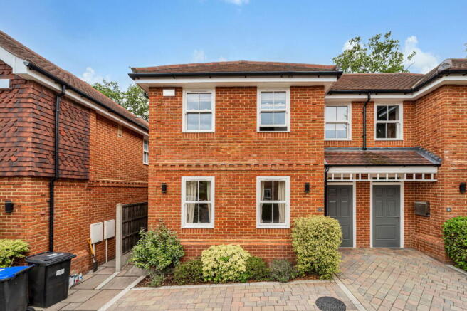 4 bed property, in Warrens End, £830,000