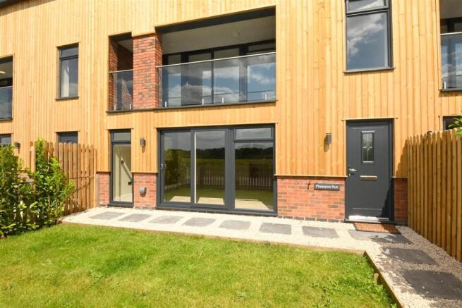 2 bed property, in Pheasants Run, £499,999