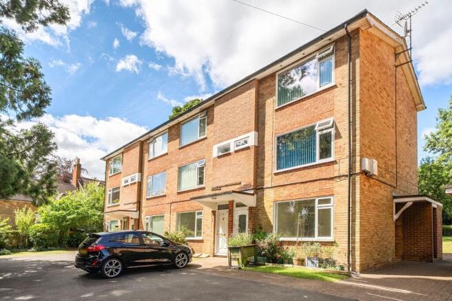 2 bed property, in Tupwood Lane, £300,000