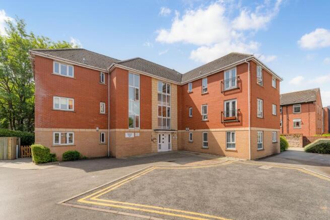 2 bed property, in Flat 4 Stamford House, £100,000