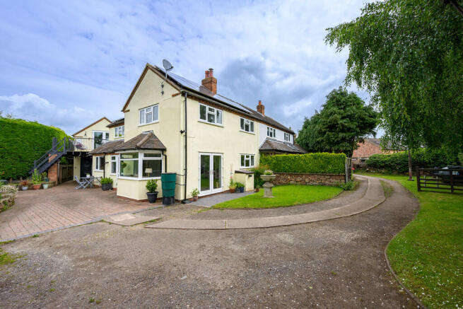 3 bed property, in Woodseaves, £429,950