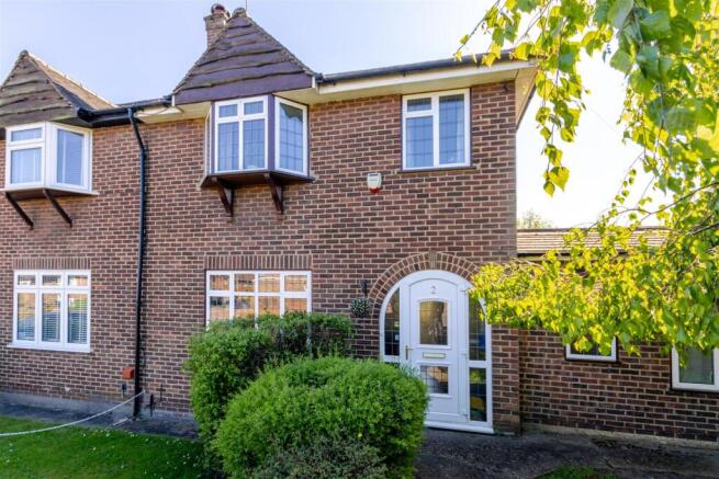 4 bed property, in Campden Road, £835,000