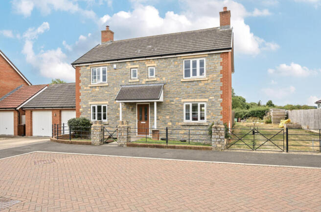 4 bed property, in Apple Meadow, £475,000