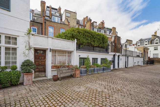 2 bed property, in Pont Street Mews, £2,600,000