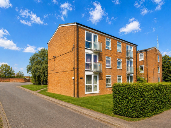1 bed property, in Upperfield Road, £180,000