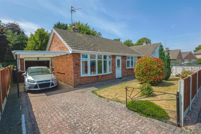 2 bed property, in Campbells Close, £200,000