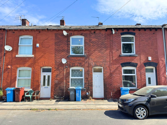 2 bed property, in Silverwell Street, £100,000