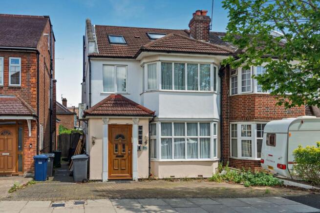 6 bed property, in St Margarets Road, £900,000