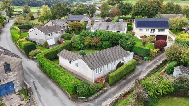 3 bed property, in Willowdene Gardens, £445,000