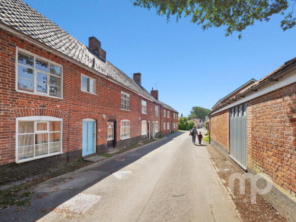 1 bed property, in Friarscroft Lane, £205,000