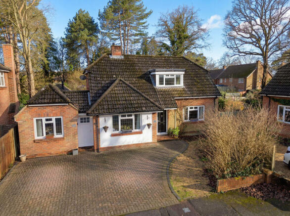 4 bed property, in Pine Walk, £725,000