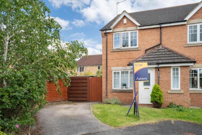 2 bed property, in Minchin Close, £294,000