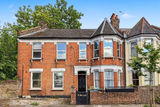 2 bed property, in Woodside Gardens, £270,000