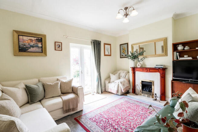 2 bed property, in Mill Hill, £180,000