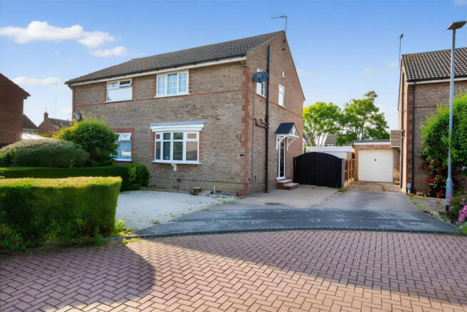 3 bed property, in Blackthorn Close, £200,000