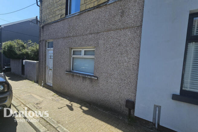 2 bed property, in Porth CF39 8, £45,000