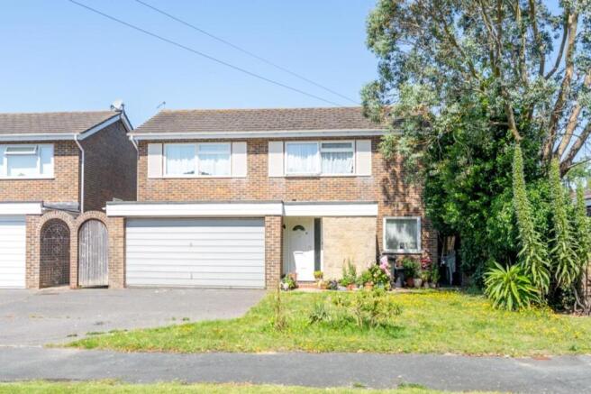 4 bed property, in Lodge Court, £550,000