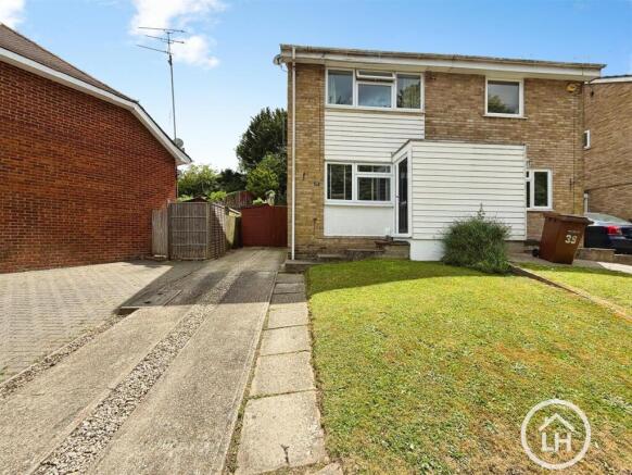 2 bed property, in Harvesters Close, £290,000