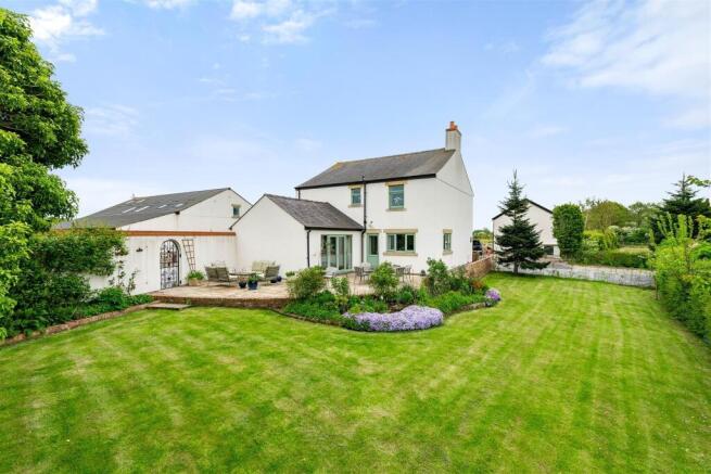 5 bed property, in School Lane, £650,000