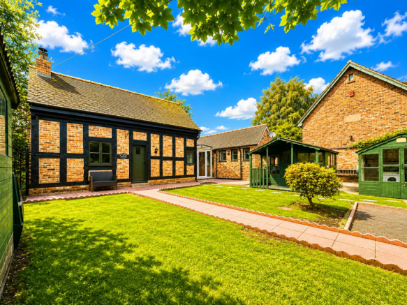 2 bed property, in Nantwich Road, £350,000