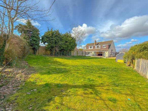 3 bed property, in Malthouse Close, £400,000