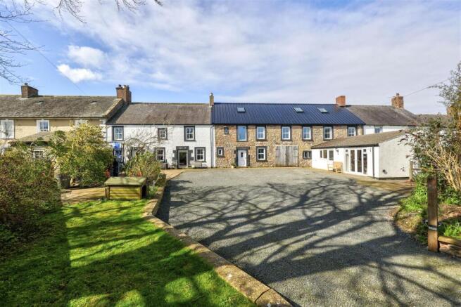 8 bed property, in Moorhouse, £400,000