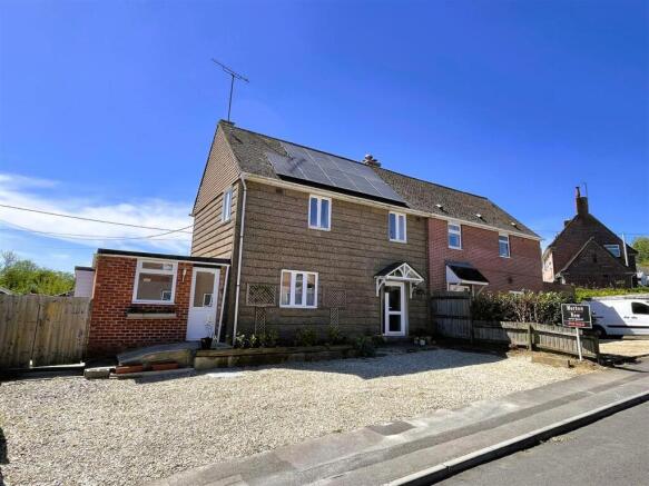 3 bed property, in Breach Close, £270,000