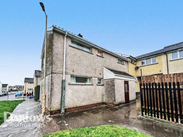 3 bed property, in Cypress Close, £100,000