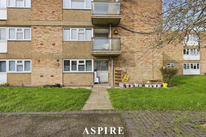 2 bed property, in Rose Acre, £220,000