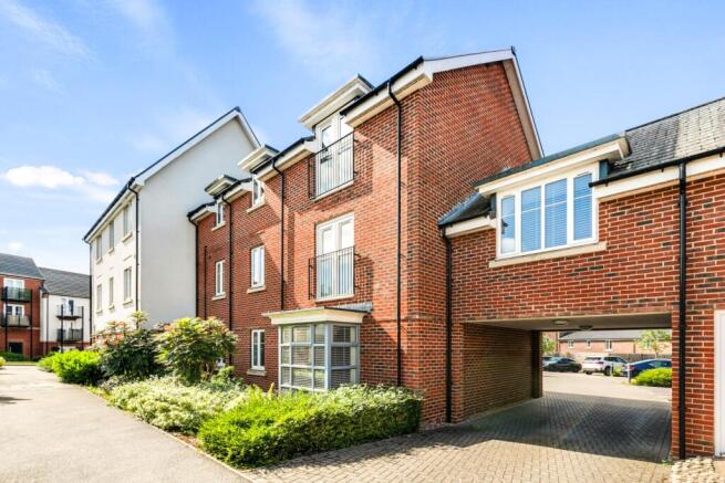 2 bed property, in Wokingham RG40, £289,000