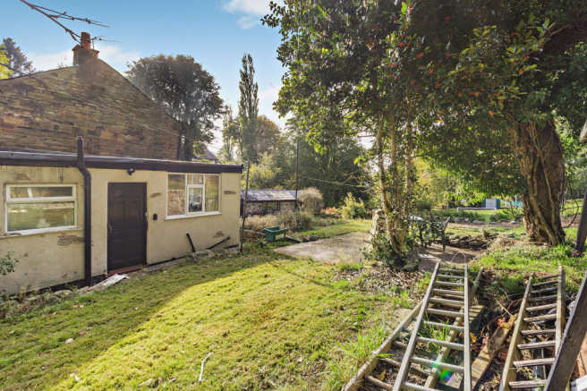 2 bed property, in Riding Gate, £250,000