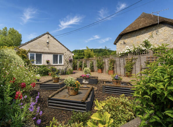 2 bed property, in Ham Lane, £349,950