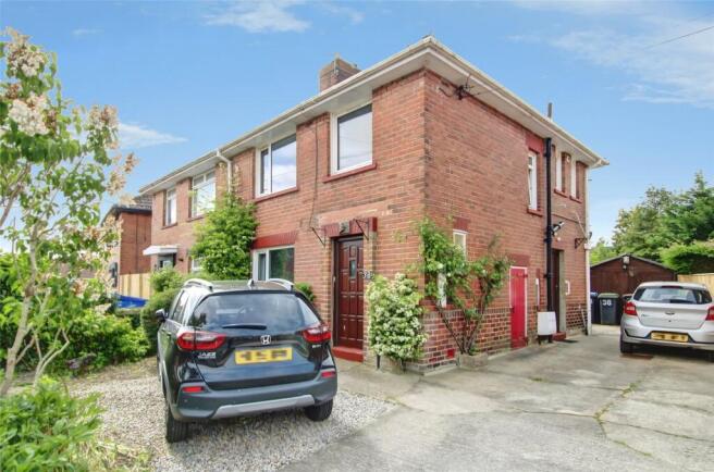 3 bed property, in Oakdale Road, £125,000