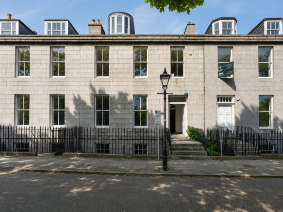 5 bed property, in Bon-Accord Crescent, £225,000