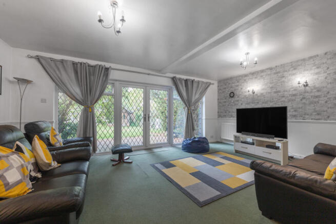 3 bed property, in Corbins Lane, £600,000