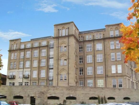 1 bed property, in Bradford Road, £64,950