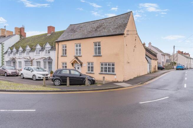 4 bed property, in Twyn Square, £305,000