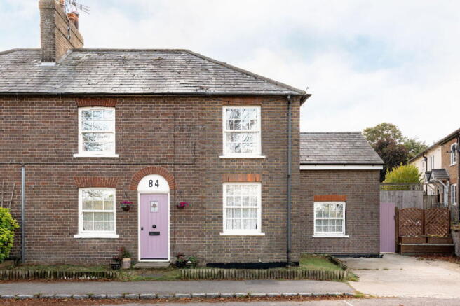 4 bed property, in Vicarage Road, £575,000