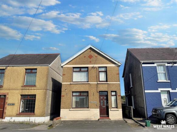 2 bed property, in Cross Hands Road, £160,000