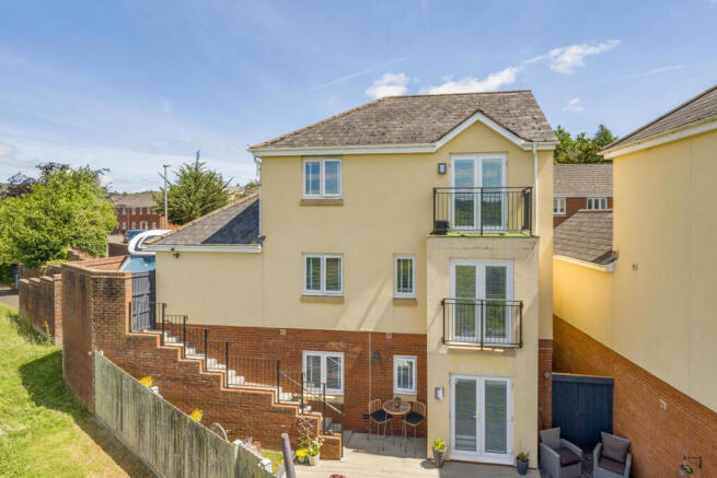 4 bed property, in Oakfields, £335,000