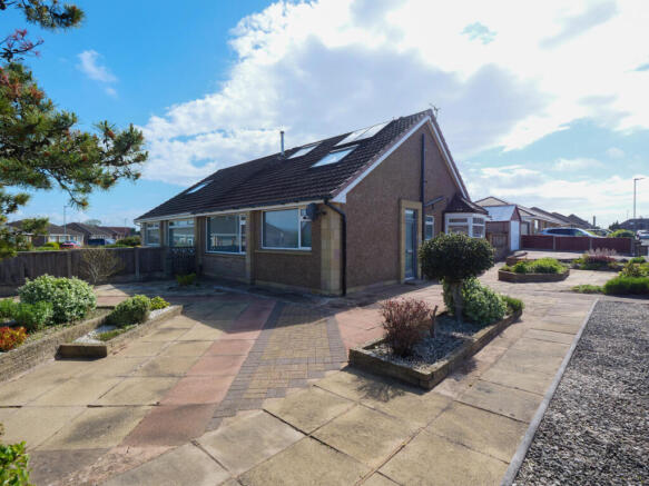 2 bed property, in Ranlea Avenue, £300,000