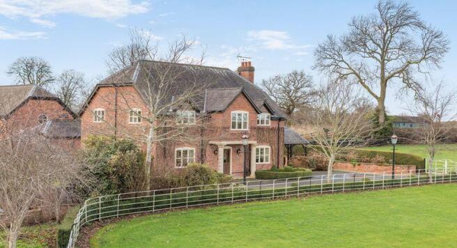 4 bed property, in Detached Country House with Annexe & Equestrian Facilities set in 4.5 acres., £950,000