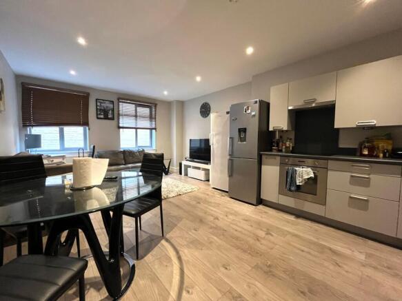 2 bed property, in Geneva House, £150,000