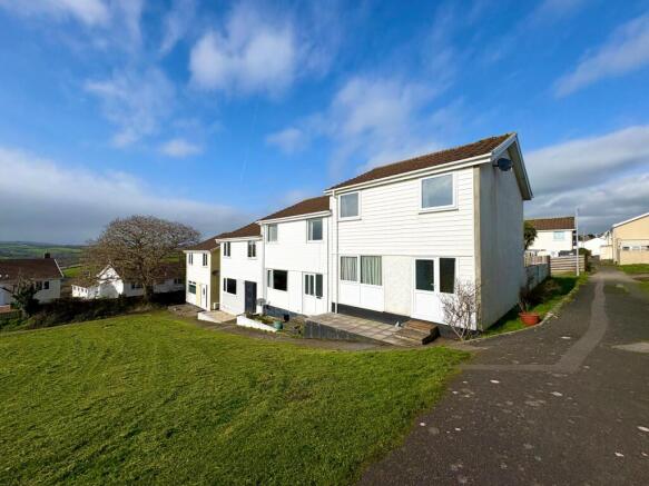 3 bed property, in Broad Walk, £190,000