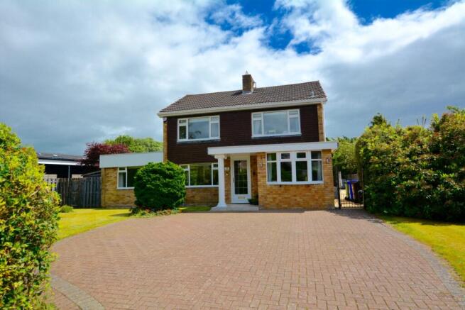4 bed property, in 3 Knoll Park, £325,000