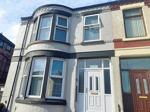 6 bed property, in Queens Drive, £290,000