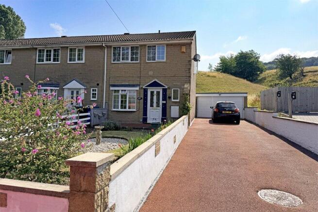 2 bed property, in 62 North Parade, £225,000