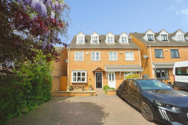 3 bed property, in Pattenham Close, £270,000