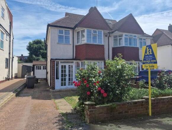 3 bed property, in Daneswood Avenue, £510,000